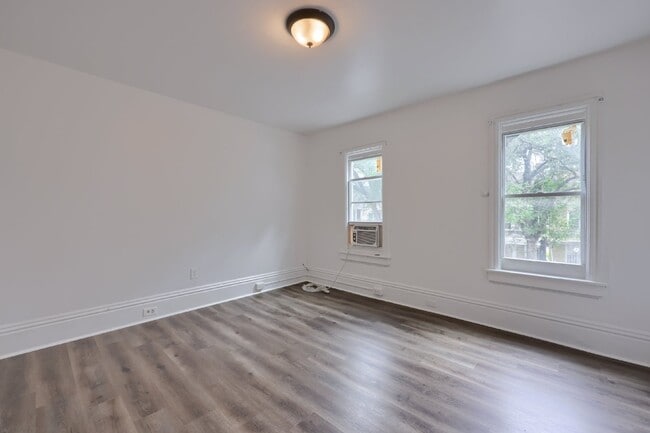 Building Photo - 5 bedroom 1.5 bath. Home available now.