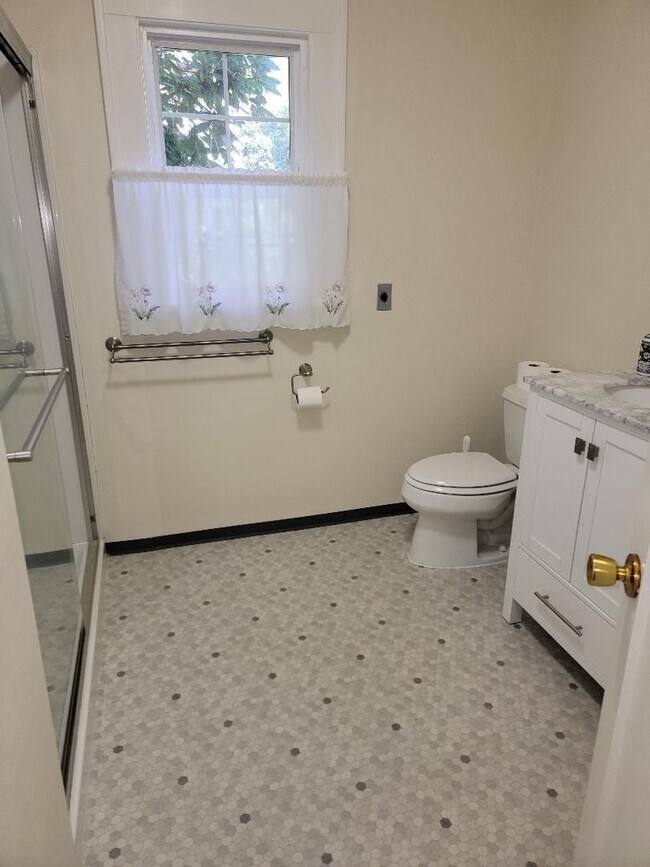 Building Photo - Beautiful Craftsman-style 3 bedroom, 2 bath home (1632 sq ft)  near Lake Steilacoom PLUS studio c...