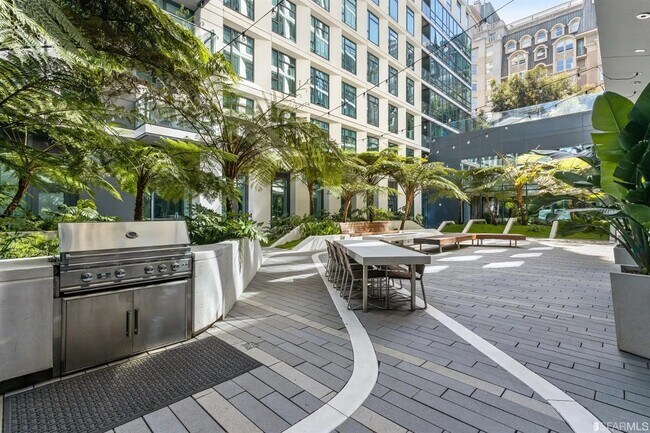 Building Photo - 1688 Pine St