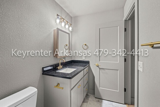Building Photo - Beautifully renovated 3 bedroom, 2 bath | Fayetteville AR