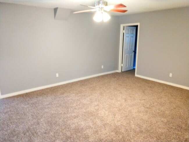 Building Photo - 3 bedroom 1 bath house in central Denton.