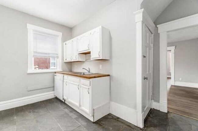 Building Photo - 360 N Garfield Ave