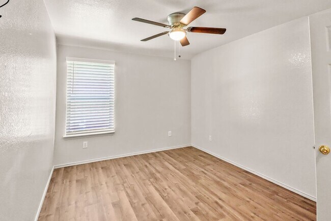 Building Photo - 1075 Wood Stream Dr