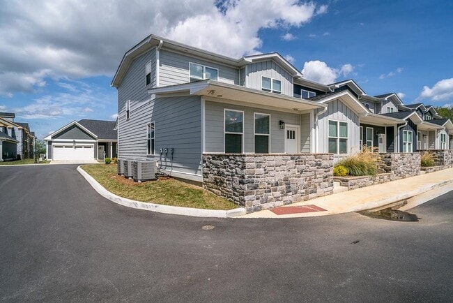 Building Photo - 1550 Crownpoint Dr