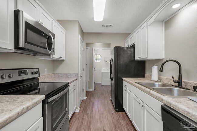 Building Photo - 5499 Chantilly Cir