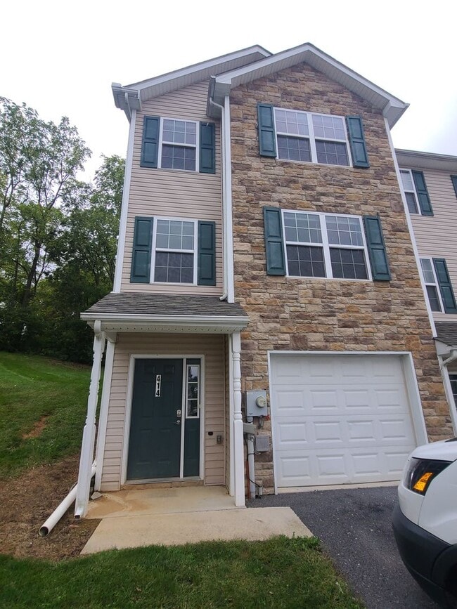 Primary Photo - 3 Bedroom 2 1/2 bath townhouse in Waynesbo...