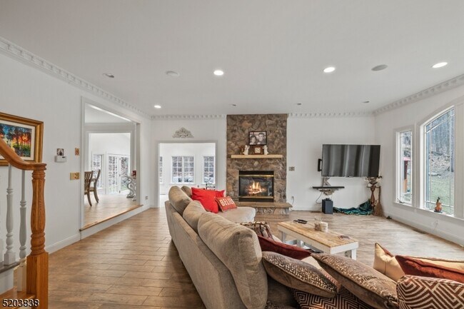 Building Photo - 326 Rock Ridge Ct