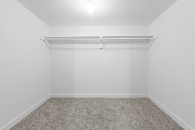 Building Photo - 16643 Lake Cir