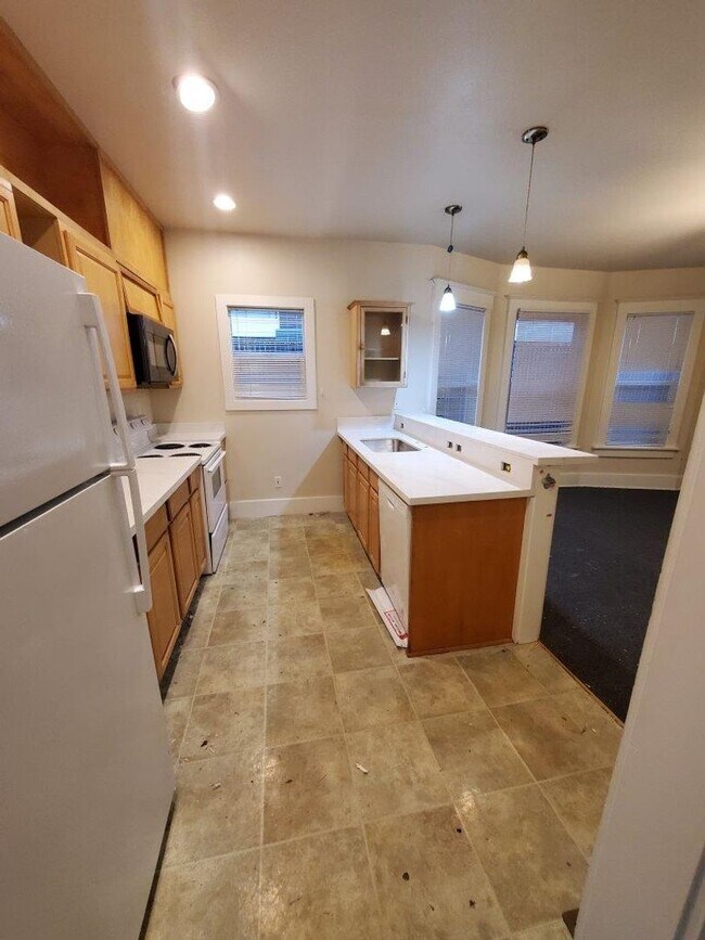 Building Photo - 7 Bed/2 Bath Unit in a Nice Duplex near UW Campus