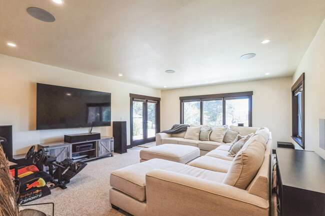 Building Photo - 30 Castlewood Dr