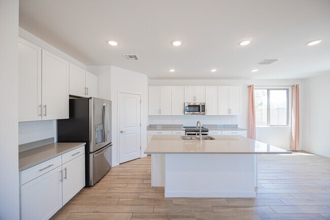 Building Photo - 7412 W Gardenia Ave