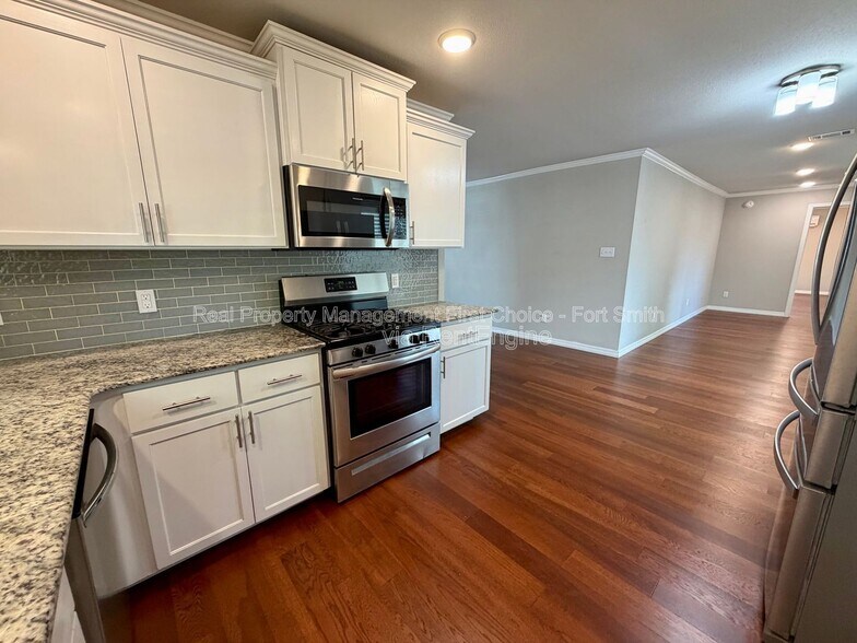 Building Photo - 2120 Garner Ln