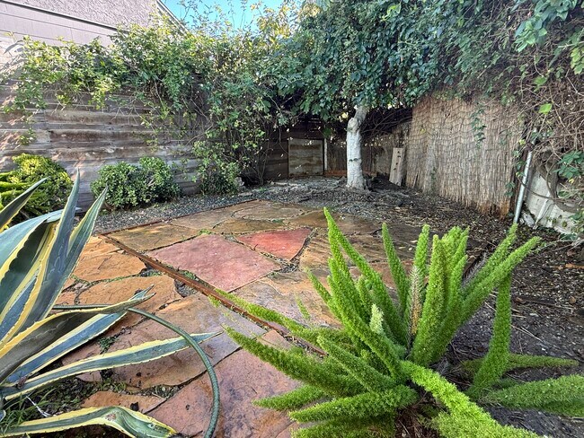 Building Photo - 924 Electric Ave