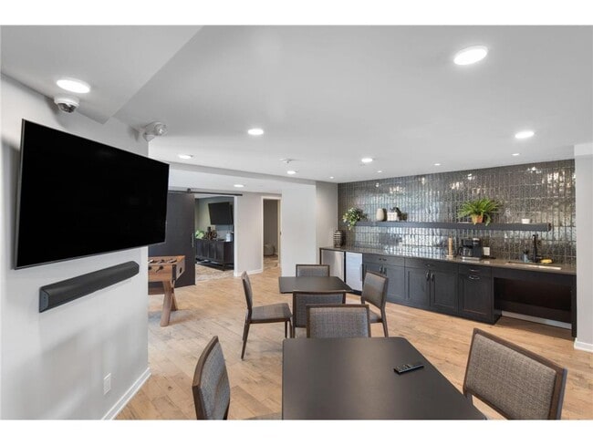 Building Photo - 20 NE 2nd St