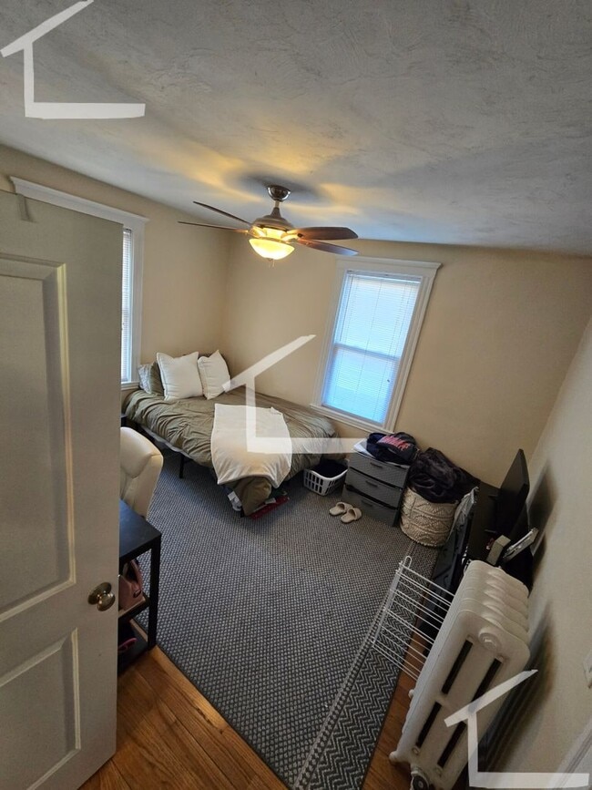 Building Photo - 9/1 No Fee! Spacious 3BR/2BA w/parking included!