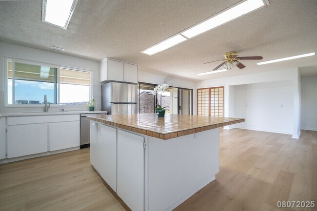 Building Photo - Newly Renovated 3 BD/2 BA Home with 2 Car ...