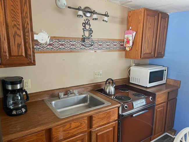 Building Photo - ROSE TREE INN - UPTOWN SEDONA- FURNISHED S...