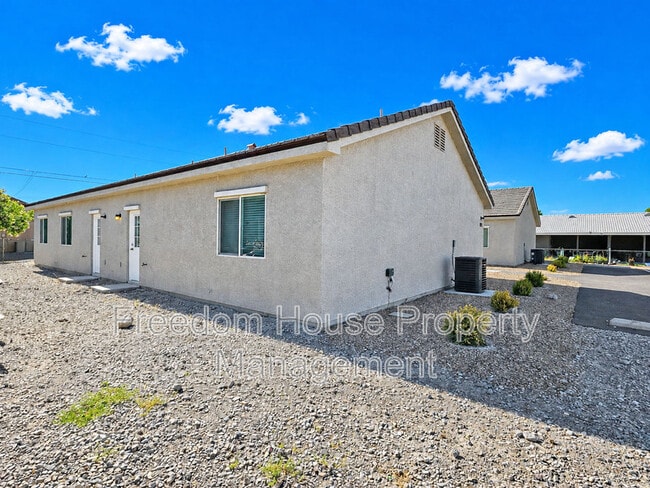 Building Photo - 1121 Sixshooter Ave