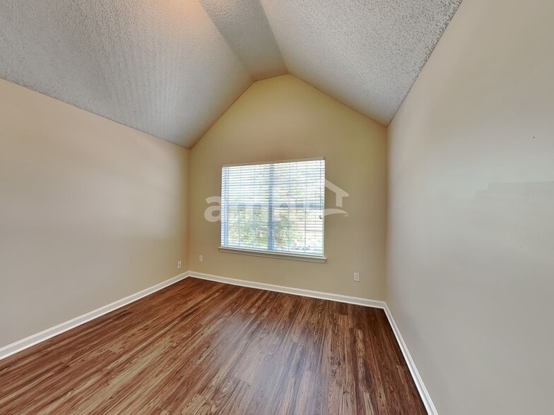 Building Photo - 129 Kentwood Springs Dr