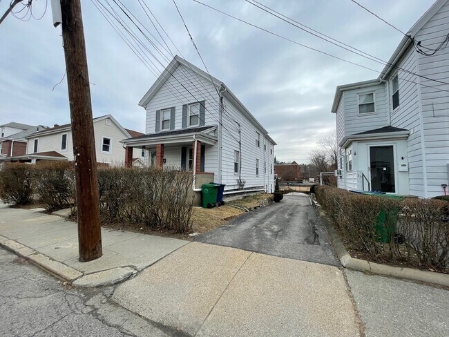 Building Photo - 32 Lincoln Rd