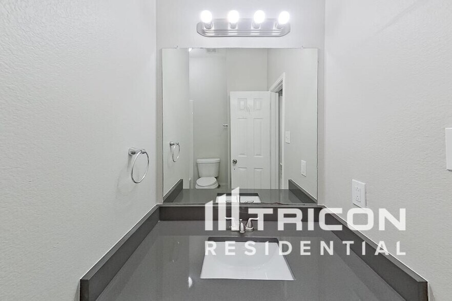 Building Photo - 521 Spicewood Dr