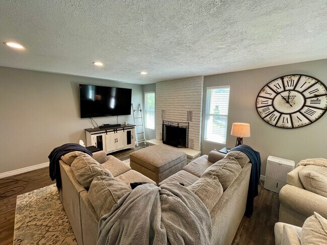 Building Photo - 2474 S Fairway Dr