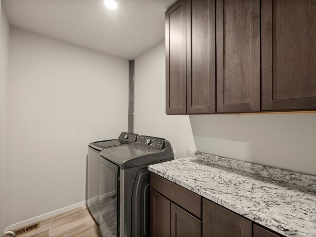 Building Photo - Beautiful 3 Bed 2.5 Bath Townhome in North East Fort Collins!