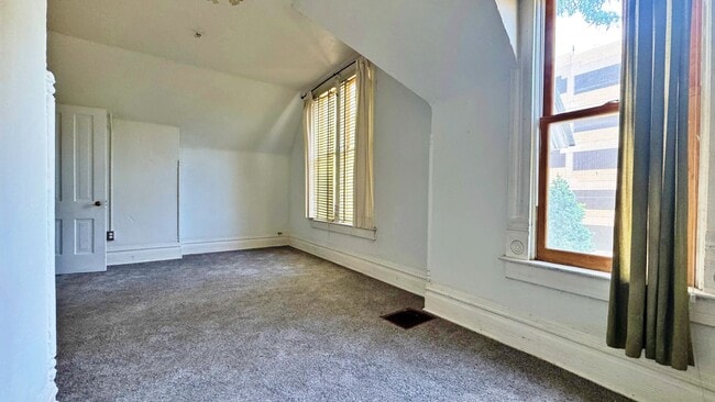 Building Photo - Historic Downtown 4 Bed 1.5 Bath Across fr...