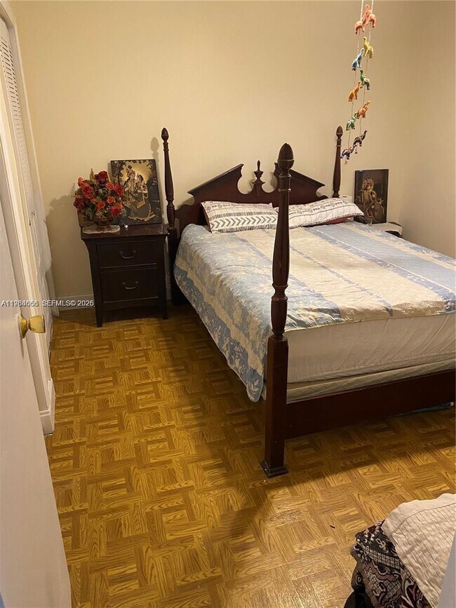 Building Photo - 1035 Country Club Dr