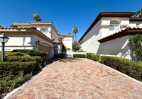 Building Photo - Grand 3 bedroom home with lake and golf co...