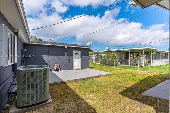 Building Photo - 1430 NE 11th St