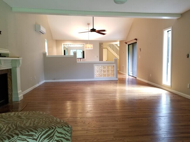 Building Photo - 22 Fairway Ln