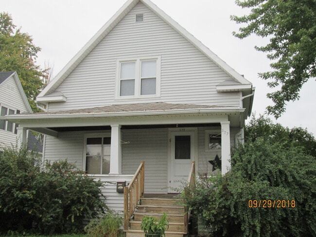 Front entry, upper duplex - 377 Ellis St