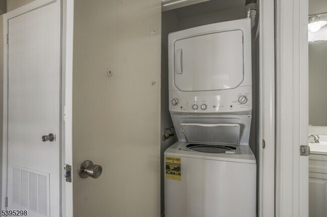 Building Photo - 29 Cheswich Ct