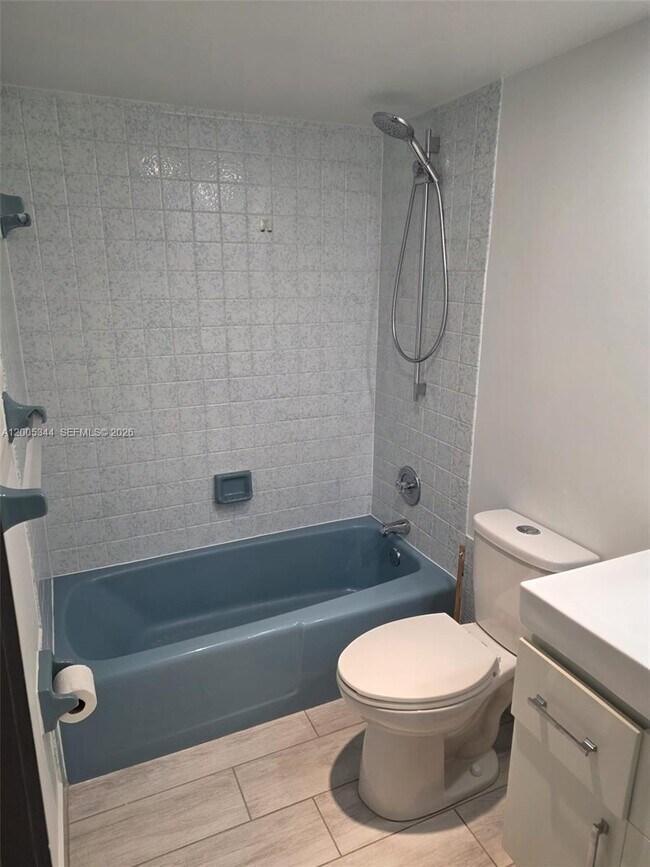 Building Photo - 660 Tennis Club Dr