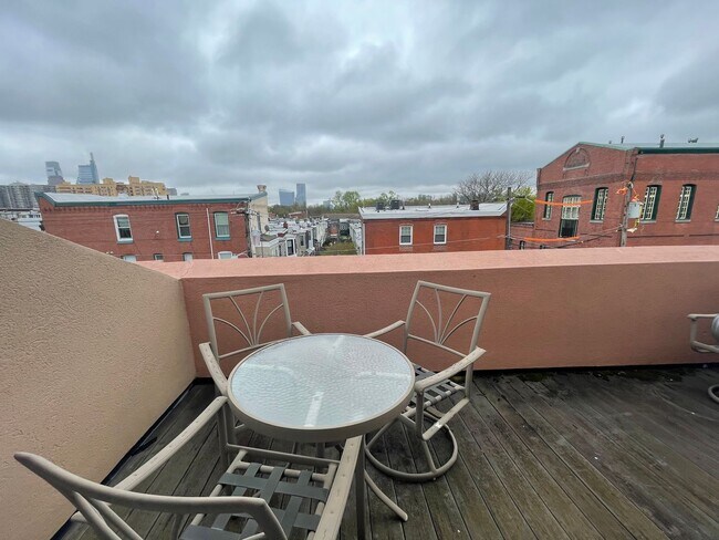 Building Photo - 3-bed, 2-bath GIANT townhouse + GARAGE, BA...