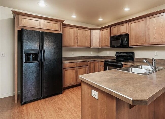 Building Photo - 4 bed 2 1/2 bath home!