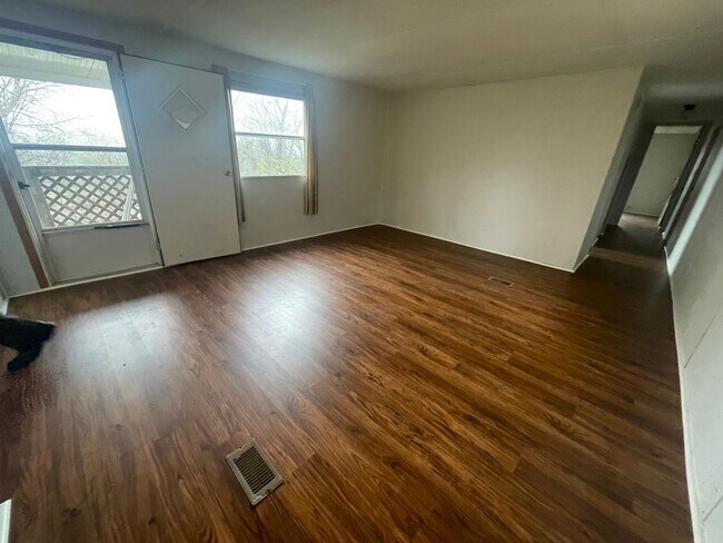 Building Photo - Adorable 2 Bedroom with Amazing Mountain Views!