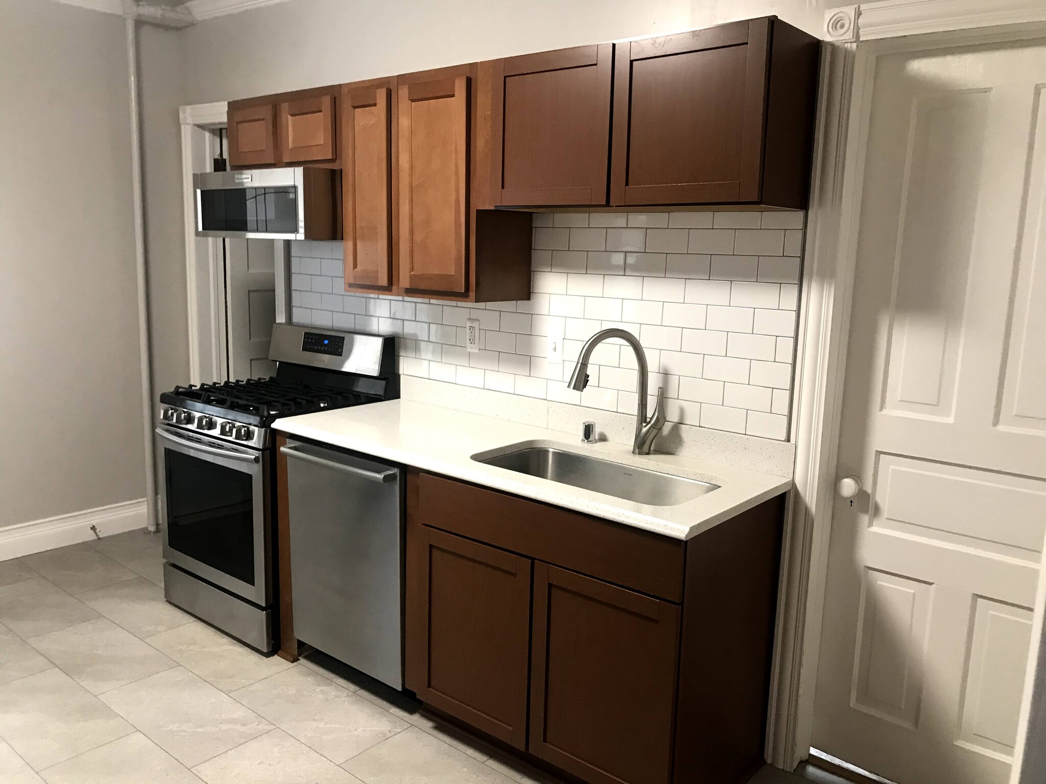 Subway tile kitchen. - 1233 Jenifer St