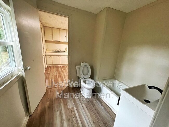 Building Photo - 412 E 6th St