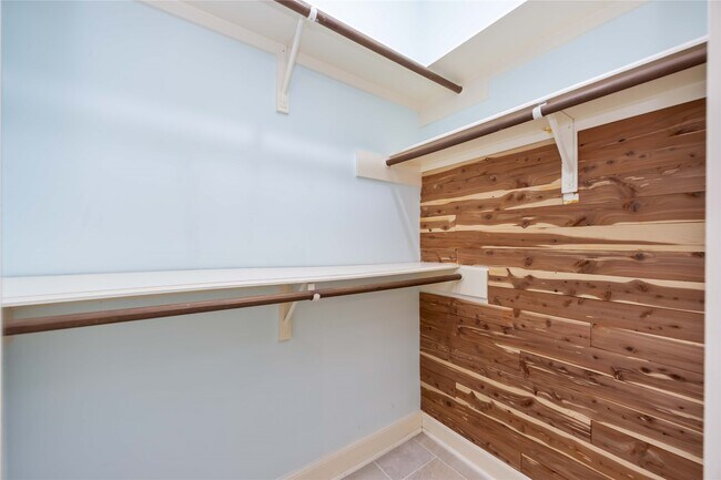 Building Photo - 11930 Carriage Hill Dr