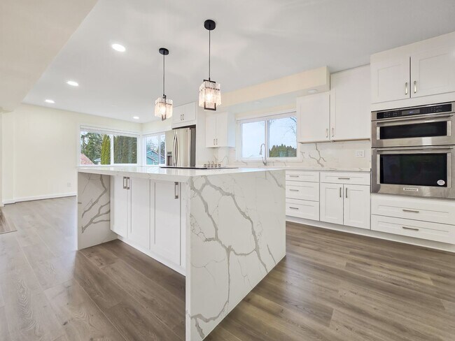 Building Photo - Modern Luxury: 4-Bed, 4.5-Bath Fully Remodeled Home