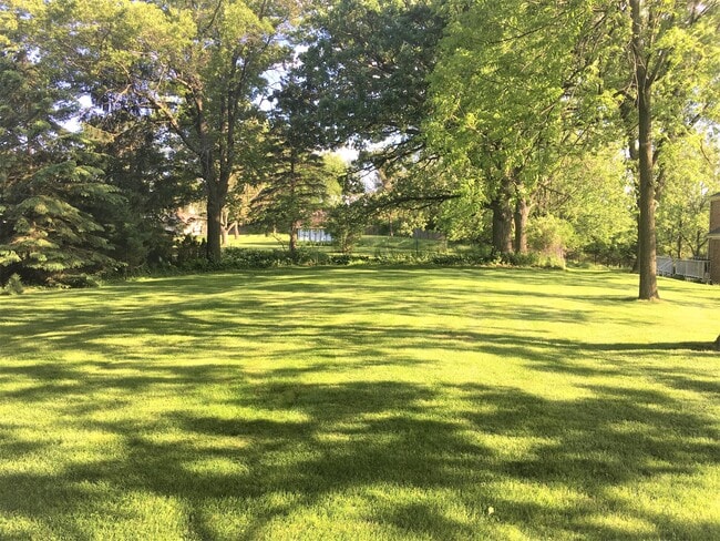 Building Photo - W280N1690 Golf View Dr