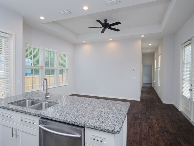 Building Photo - Thelma Lane - Luxury 3 Bedroom, 3 Bathroom...