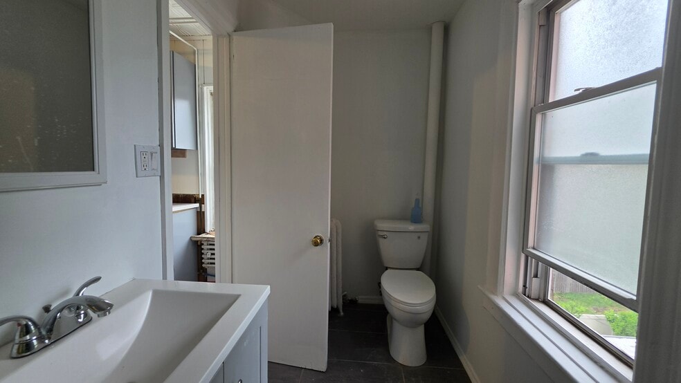 Building Photo - 204 3rd St