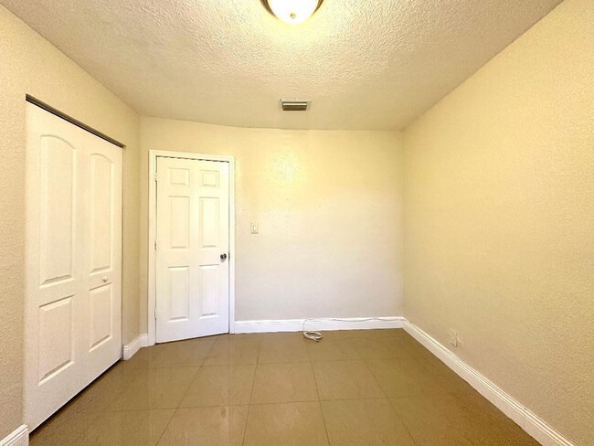 Building Photo - 525 NW 15th Terrace