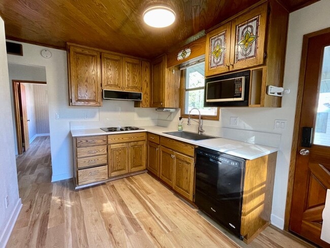 Building Photo - 2+ Bed / 1 Bath Charming House (with basement) in Sellwood