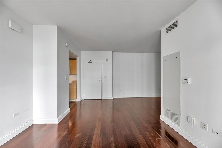 Building Photo - 425 W Beech St