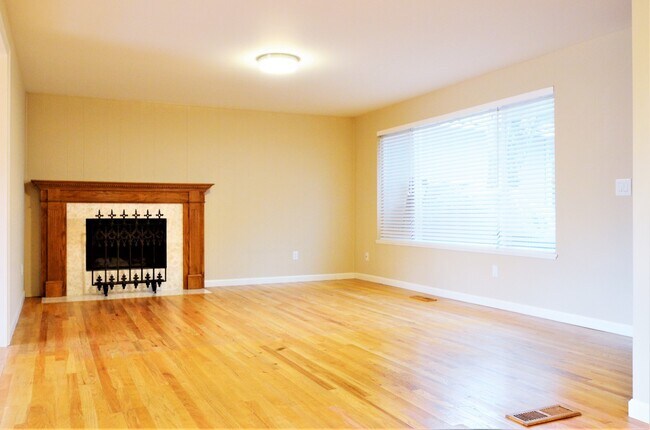 Building Photo - 1814 Whitman Ct NE