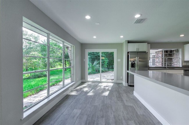 Building Photo - 915 Brook Forest Dr